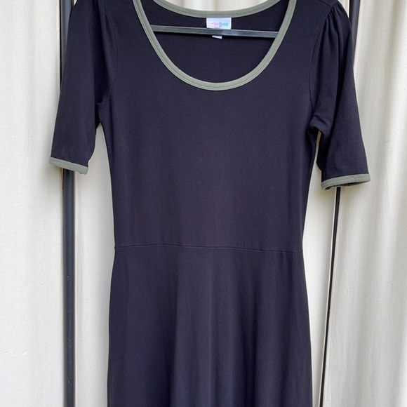 ❗️SOLD❗️EUC- LULAROE BLACK W/GREEN TRIM FLARED MAXI DRESS - Picture 4 of 14